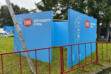 Брендированная комната из бруса с баннером снаружи и изнутри размером 4 на 4 на 2,4 м Екатеринбург